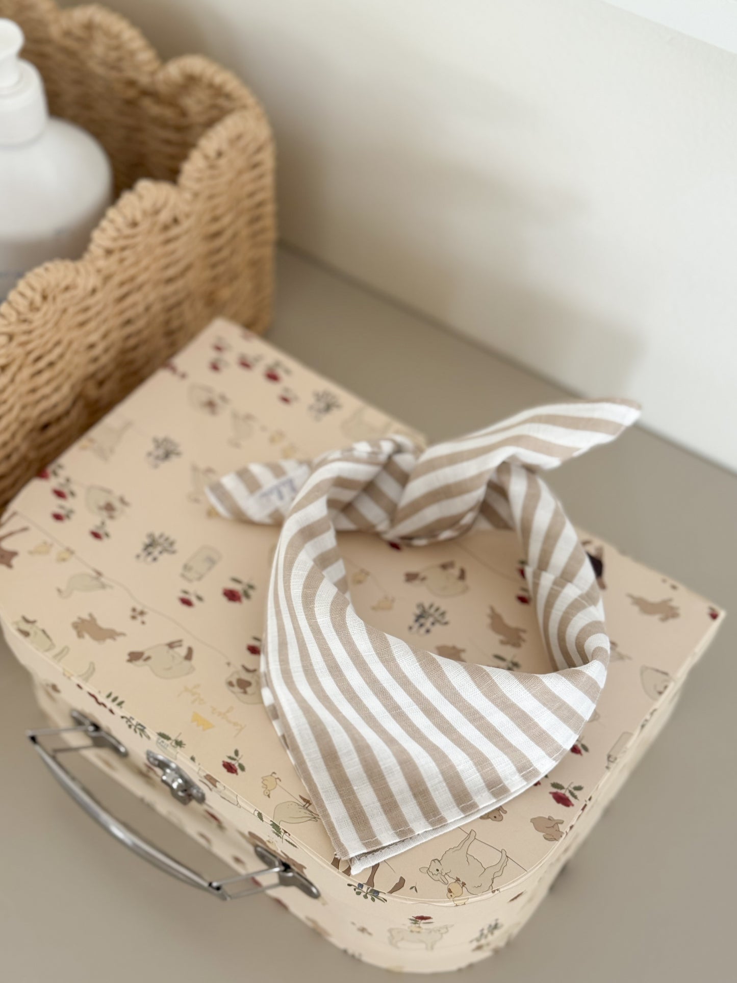 Bobbi scarf in beige striped linen