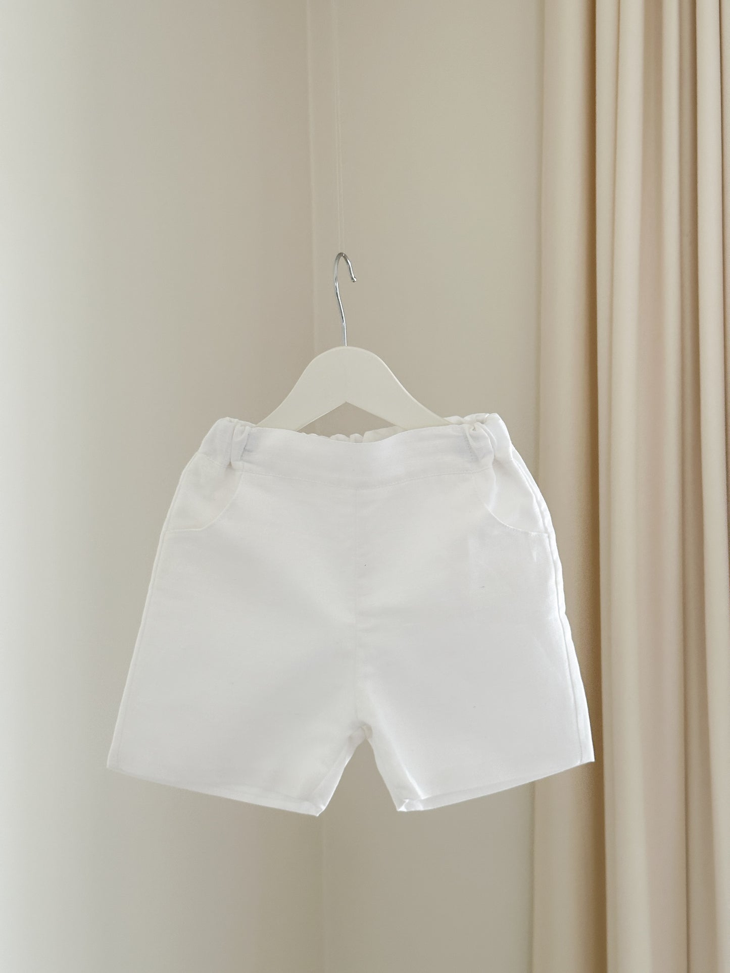 Noah shorts in white linen